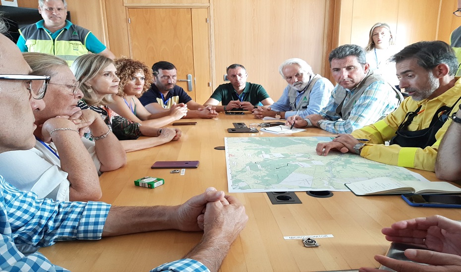Reunión de coordinación para consensuar actuaciones en los incendios forestales de Almonte y Bonares durante el mediodía de este martes.